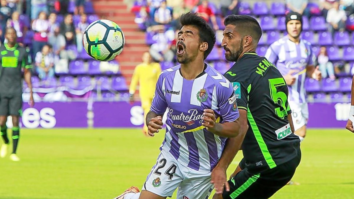 Iban Salvador cae con gesto de dolor tras una entrada de Menosse.-J. M. LOSTAU