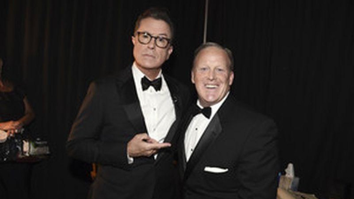 Stephen Colbert (izquierda), presentador de la gala de los Emmy, bromea junto a Sean Spicer.-REUTERS