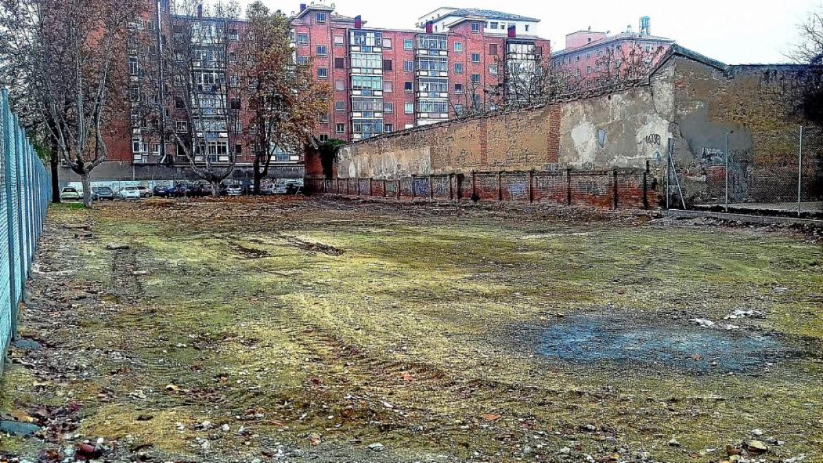 Solar de 1.875 metros del antiguo colegio San Juan de la Cruz de Rondilla en el que se levantará la oficina del INSS.-E.M.
