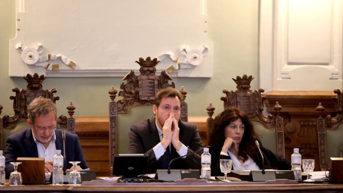 El alcalde de Valladolid, Óscar Puente, durante el pleno extraordinario del Ayuntamiento para adoptar la posición del Ayuntamiento en la reunión de la Sociedad Valladolid Alta Velocidad-ICAL