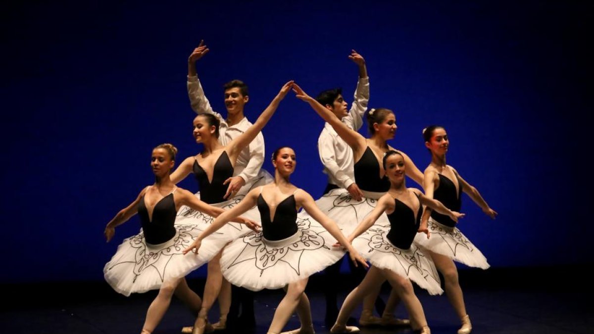 Un grupo de bailarines de la Escuela de Danza durante una actuación.-ICAL