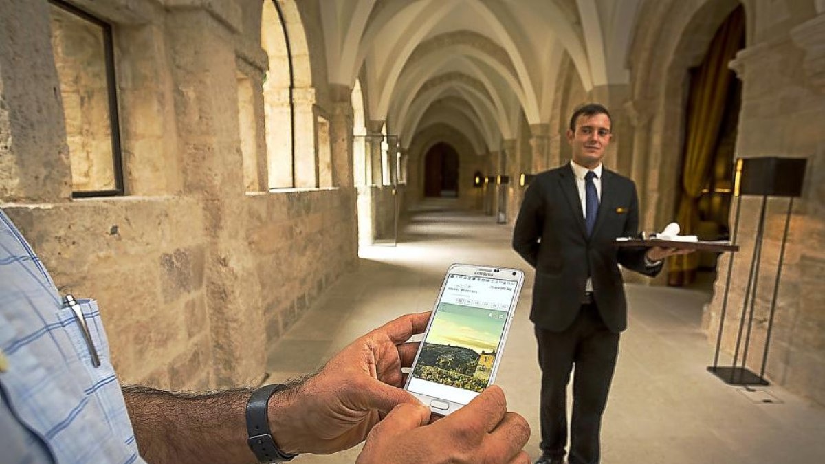Servicio digital de mayordomía y un mayordomo en Abadía Retuerta LeDomaine.-MIGUEL ÁNGEL SANTOS
