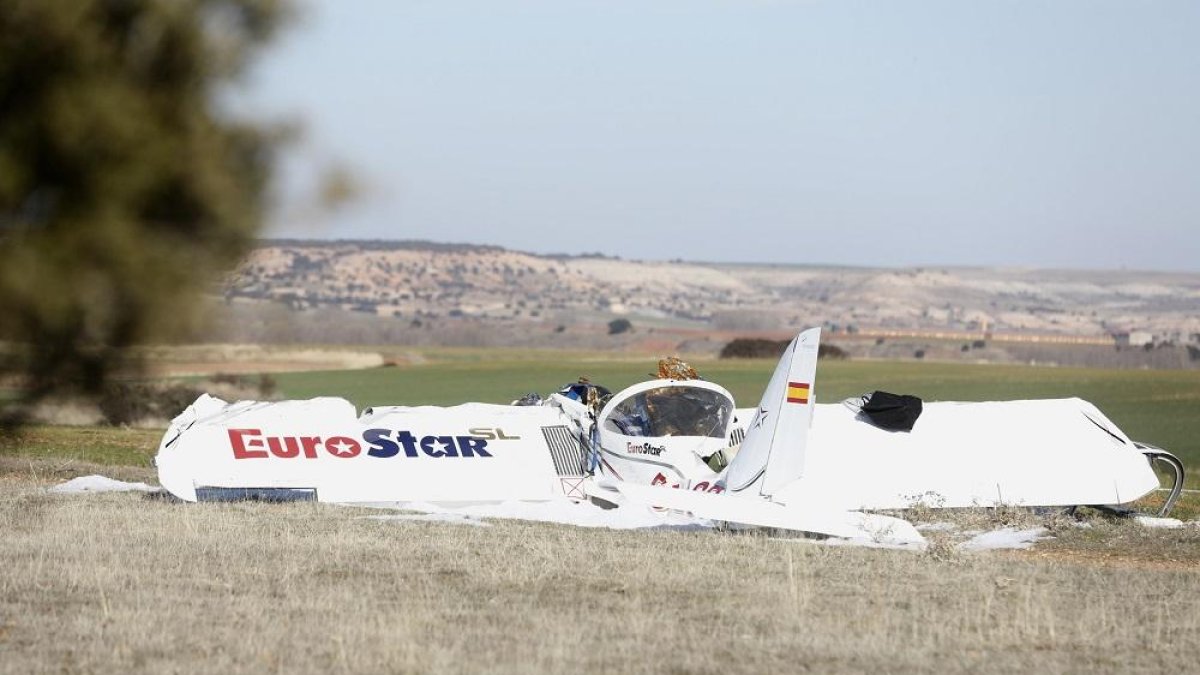 Imagen de la avioneta caída en el aeródromo de Corral de Ayllón, en Segovia.-ICAL