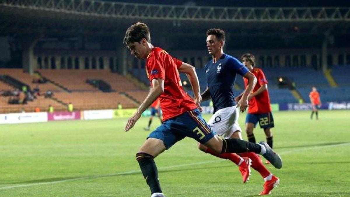 Juan Miranda intenta ejecutar un centro ante la oposición del francés Alexis Flips.-EFE