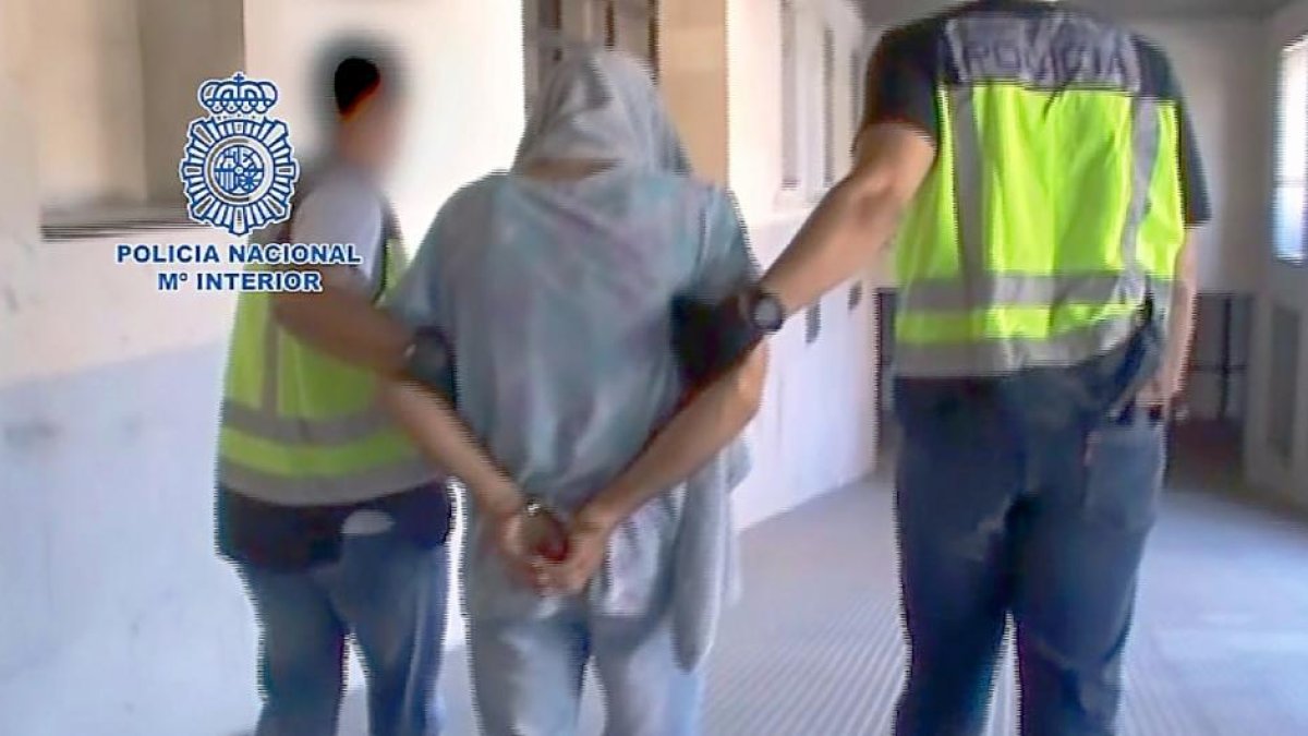Momento de la detención del violador del ascensor.-GUARDIA CIVIL