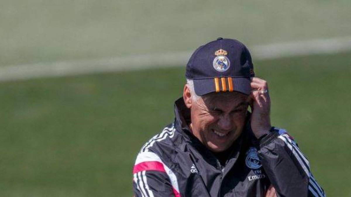 Ancelotti, durante el entrenamiento del Madrid en Valdebebas de este viernes.-Foto: REUTERS / ANDREA COMAS