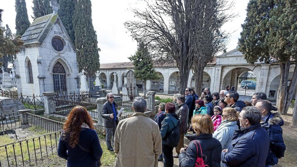 El grupo de visitantes escucha la historia de una de las familias ilustres del cementerio.-MIGUEL ÁNGEL SANTOS