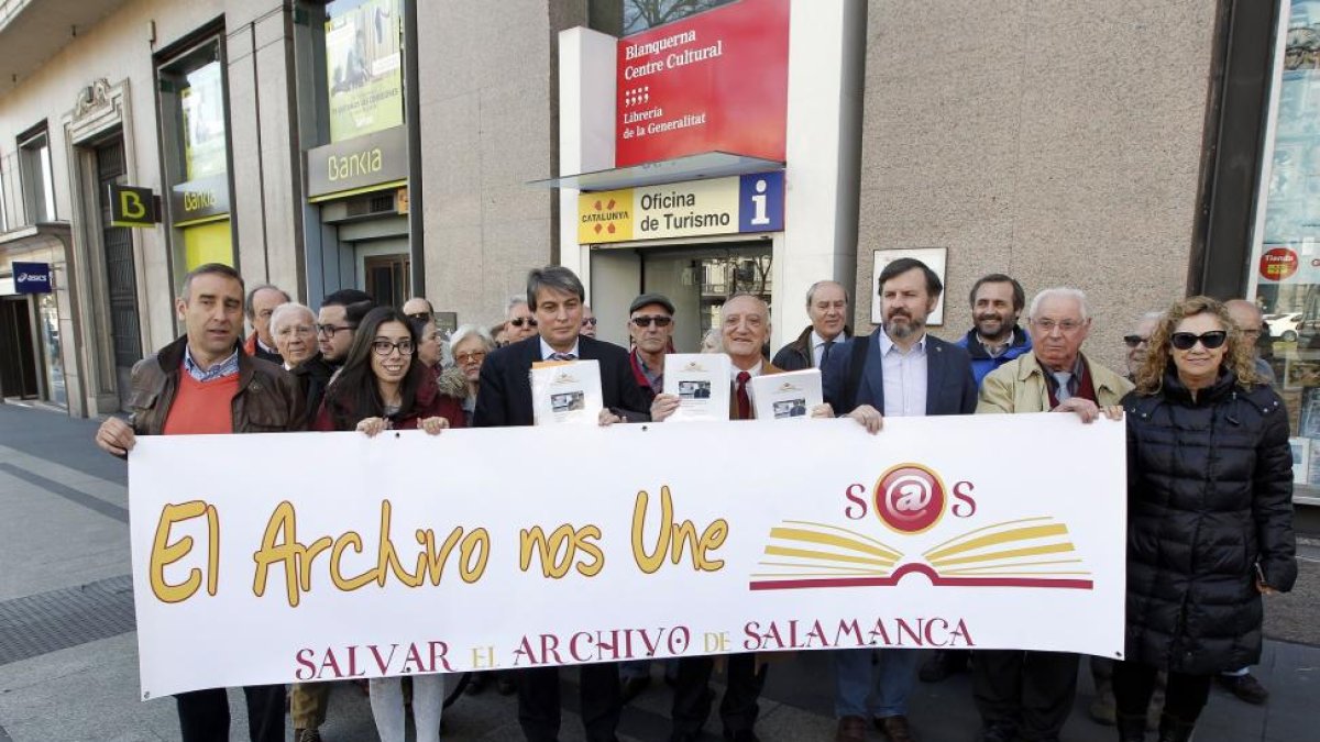 La Asociación Salvar el Archivo de Salamanca entrega más de 30.000 firmas en la Delegación del Gobierno de Cataluña en Madrid para pedir la devolución de papeles.-ICAL
