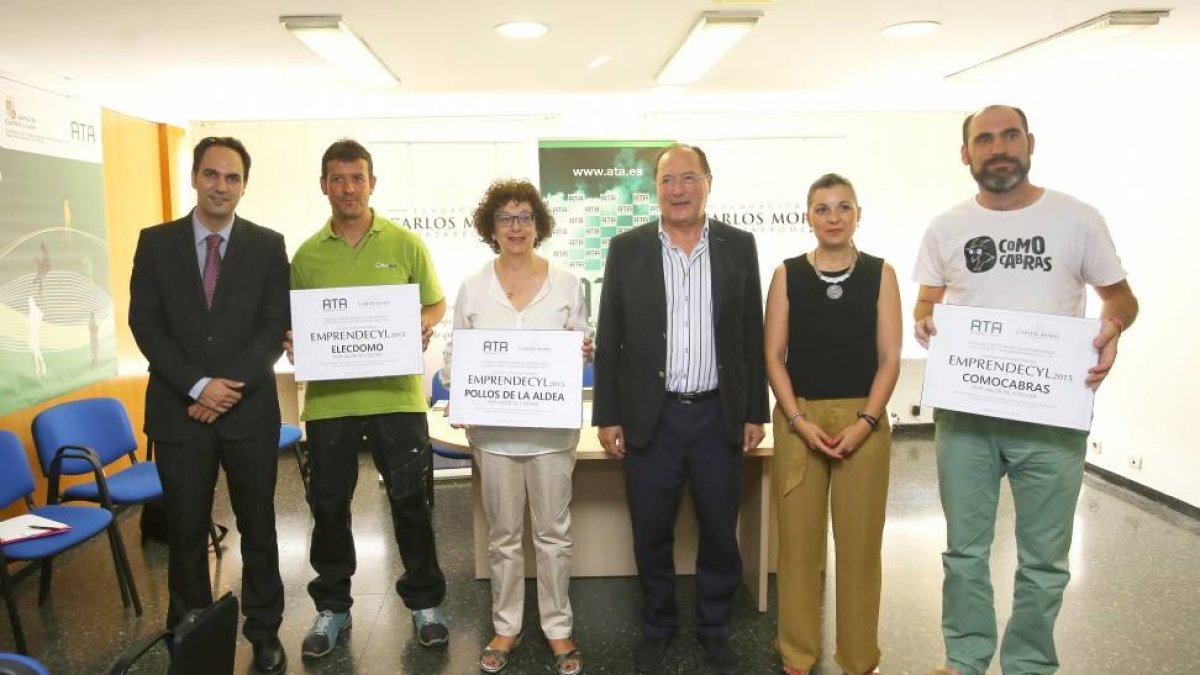 La presidenta de Ata, Soraya Mayo y el presidente del Grupo Matarromera, Carlos Moro posan junto a los galardonados en los Premios Emprendecyl-ICAL