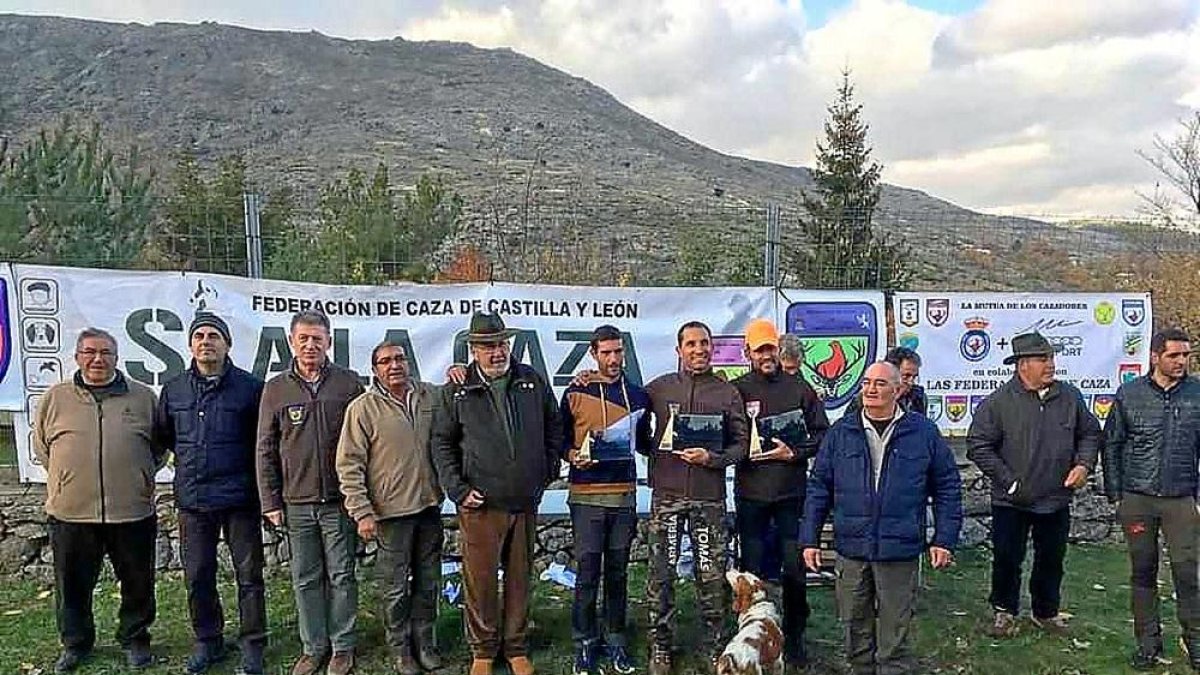 Los tres cazadores clasificados para la semifinal del Nacional, con los miembros de organización del Autonómico de Caza.-L. FUENTE