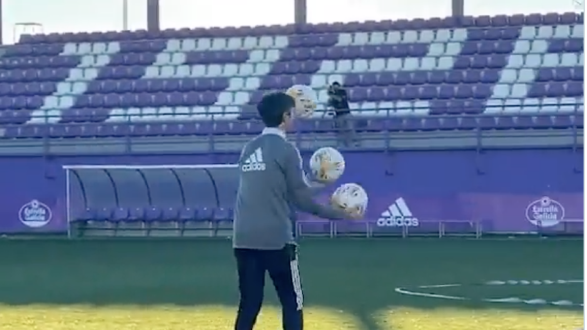 Pacheta hace juegos con los balones tras un entrenamiento. / RV