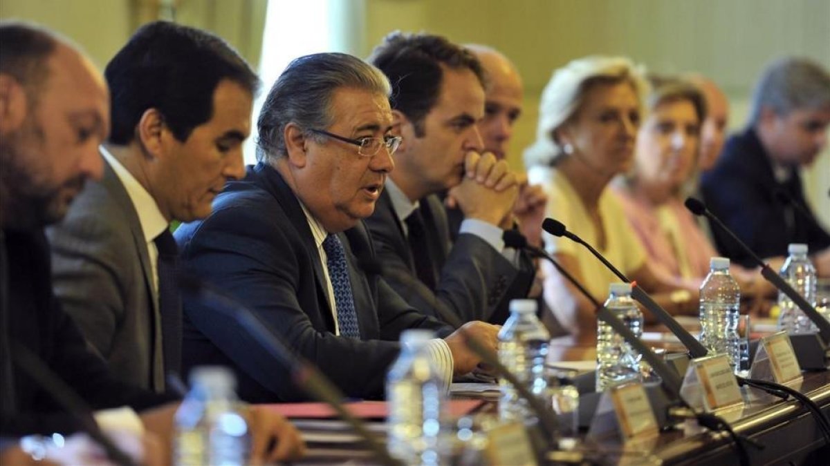 El ministro Juan Ignacio Zoido en la reunión que ha mantenido este jueves con los delegados del Gobierno de toda España.-DIEGO PÉREZ/EFE