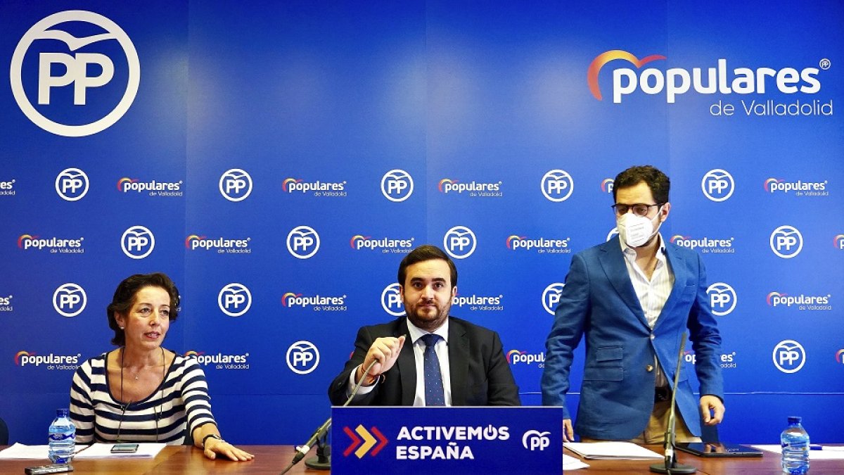 Mercedes Cantalapiedra, José Ángel Alonso y Eduardo Carazo, en la comparecencia de ayer. ICAL