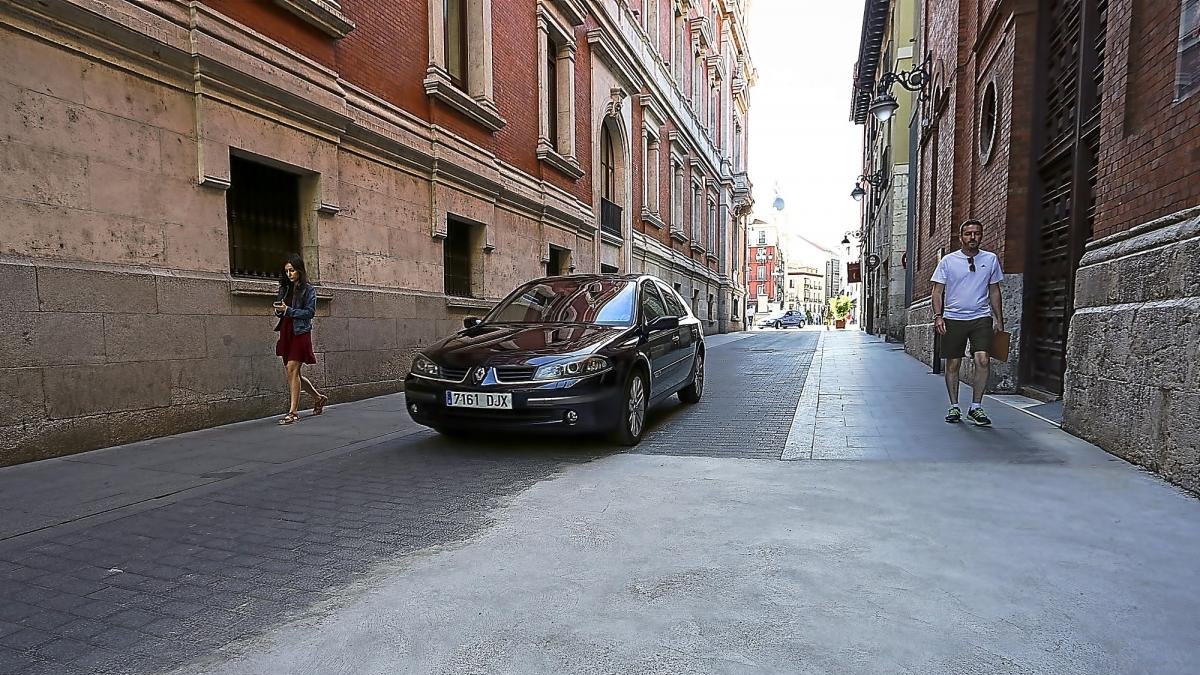 Un vehículo sale del aparcamiento por la calle Jesús, donde estará la nueva salida del aparcamiento de la plaza Mayor.-MIGUEL ÁNGEL SANTOS / PHOTOGENIC
