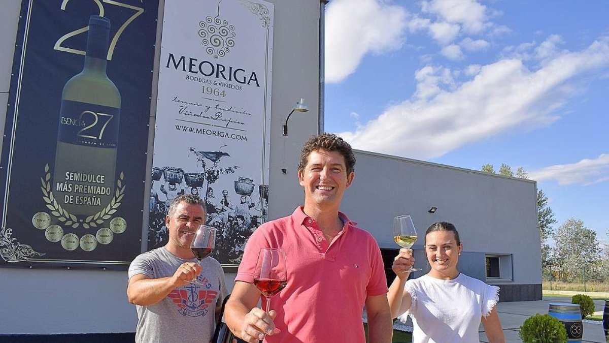 Óscar, David y Virginia frente a Bodegas Meóriga, en Mayorga.-