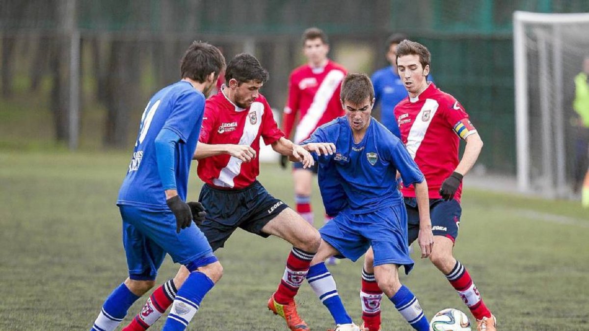Jugadores del Villa de Simancas y del Tordesillas en el último duelo provincial de Tercera División-Pablo Requejo