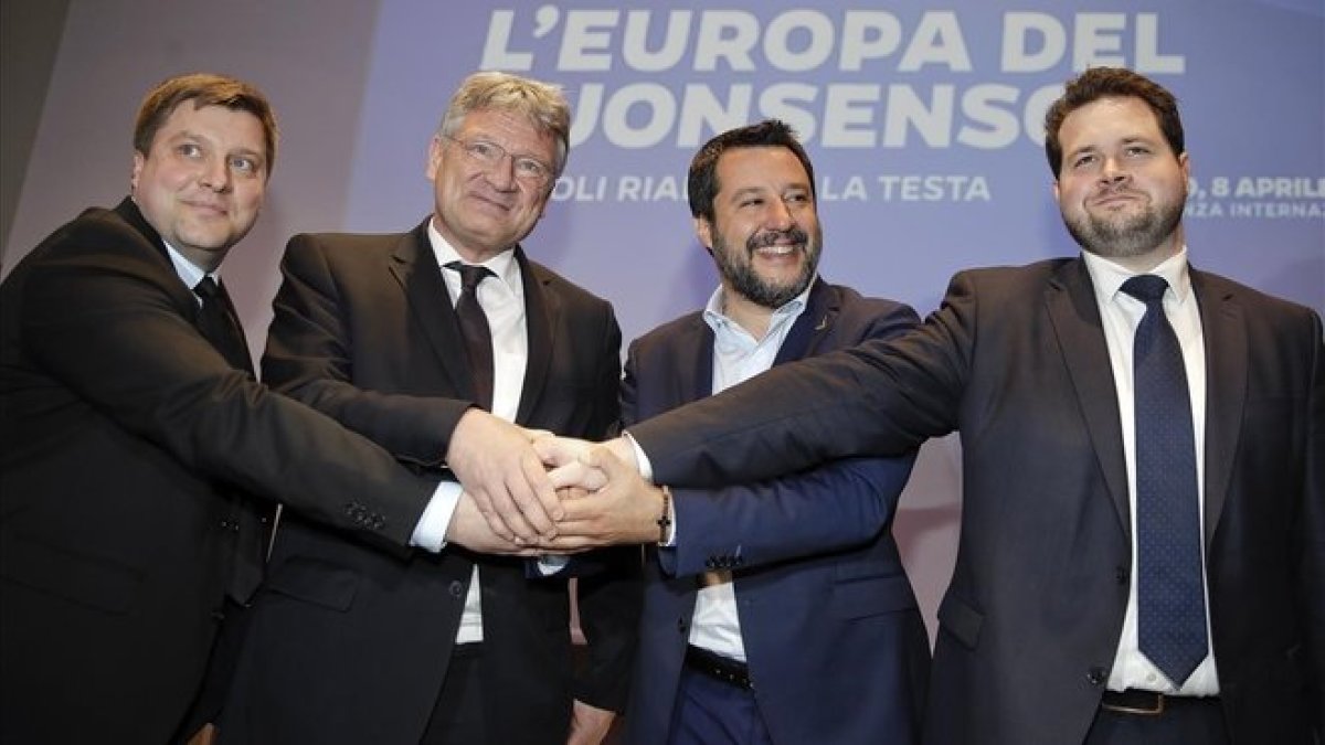 De izquierda a derecha, el finlandés Olli Kotro, el alemán Meuthen, el italiano  Matteo Salvini y el danés Anders VIstisen.-AP (LUCA BRUNO)