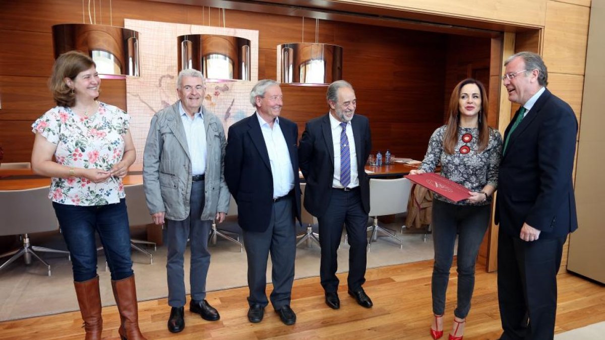 Reunión de la presidenta de las Cortes, Silvia Clemente, y el alcalde de León, Antonio Silván (D)-Rubén Cacho / ICAL