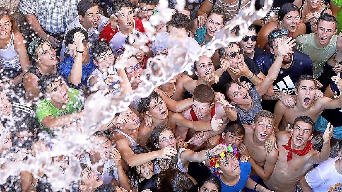 Los jóvenes piden agua durante la celebración del chúndara en Peñafiel.-J.M. LOSTAU