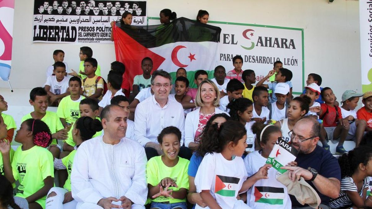 La consejera de Familia e Igualdad de Oportunidades, Alicia García (CD), participa en la jornada de encuentro 'Vacaciones en paz', acompañada por el presidente de la Diputación, Juan Martínez Majo (C) y el delegado territorial del Pueblo Saharahui.-ICAL