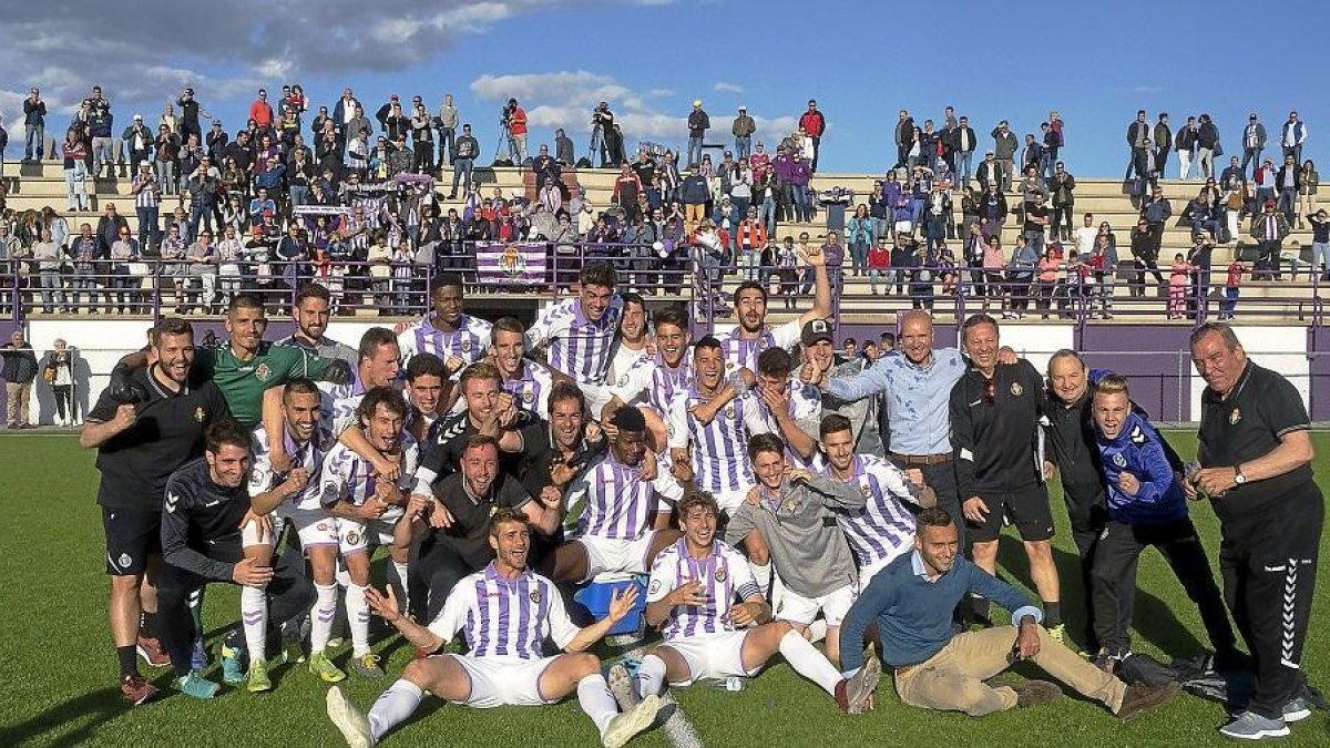 Plantilla, técnicos y trabajadores del Real Valladolid B posan durante la celebración de su permanencia.-PABLO REQUEJO