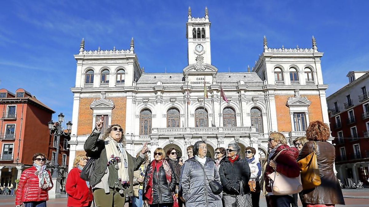 La guía Inés Retortillo, frente al Ayuntamiento de Valladolid, con un grupo de turistas.-J.M. LOSTAU