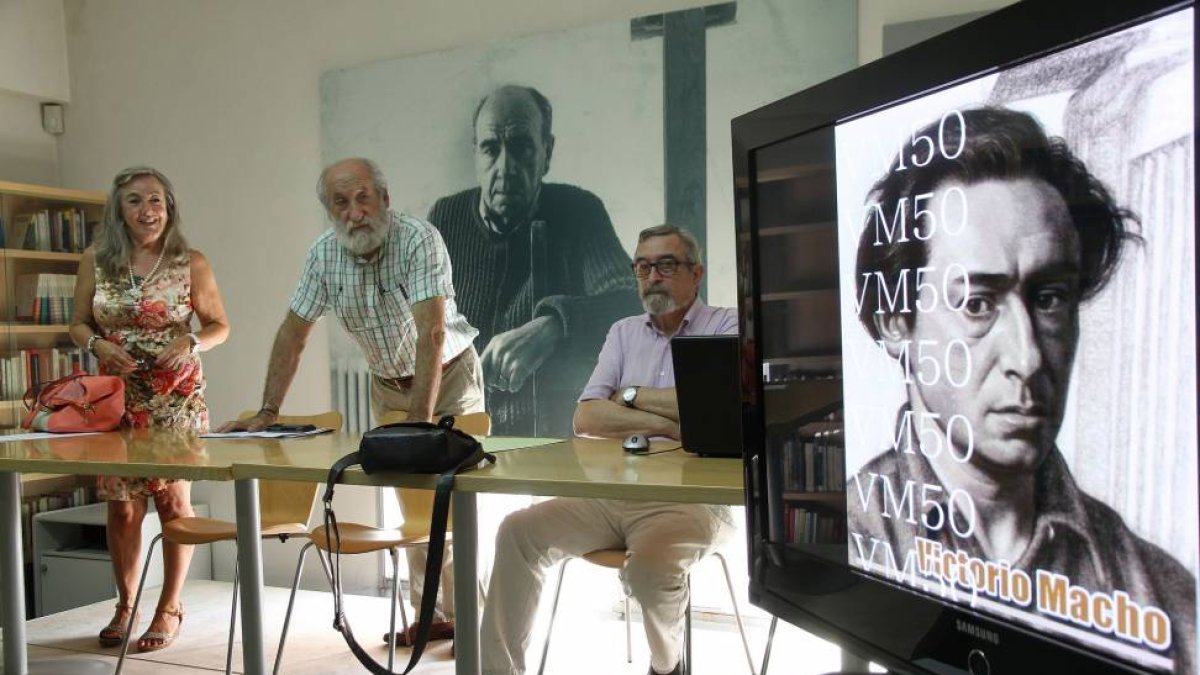 La vicepresidenta de la Asociación de Amigos de la Fundación Díaz Caneja , May Chaparro, el presidente, Luis Alonso y el secretario, Enrique Delgado, presentan las acciones previstas con motivo del quincuagésimo aniversario del fallecimiento del escultor-Ical