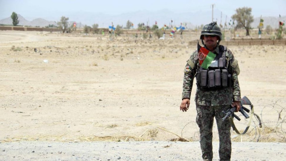 Un soldado monta guardia en un punto de control en el distrito de Maiwind en Kandahar.-MUHAMMAD SADIQ (EFE)