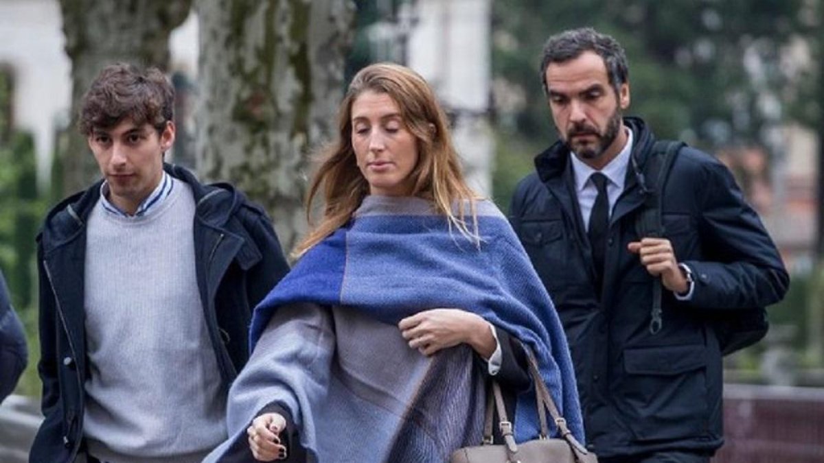 Carlos Cuadrado, uno de los acusados, acompañado por sus abogados, a su llegada al juzgado-RICARDO ORDOÑEZ ICAL
