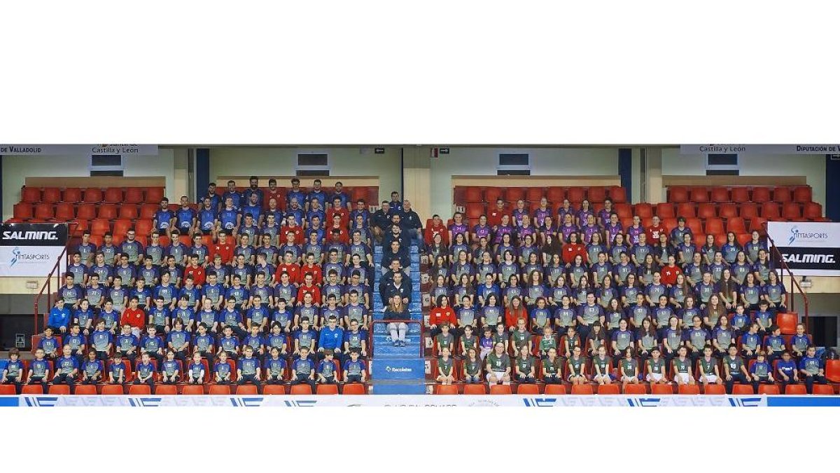 La gran familia del Hand Vall posa en las gradas del polideportivo Huerta del Rey.-DANIMANTIS