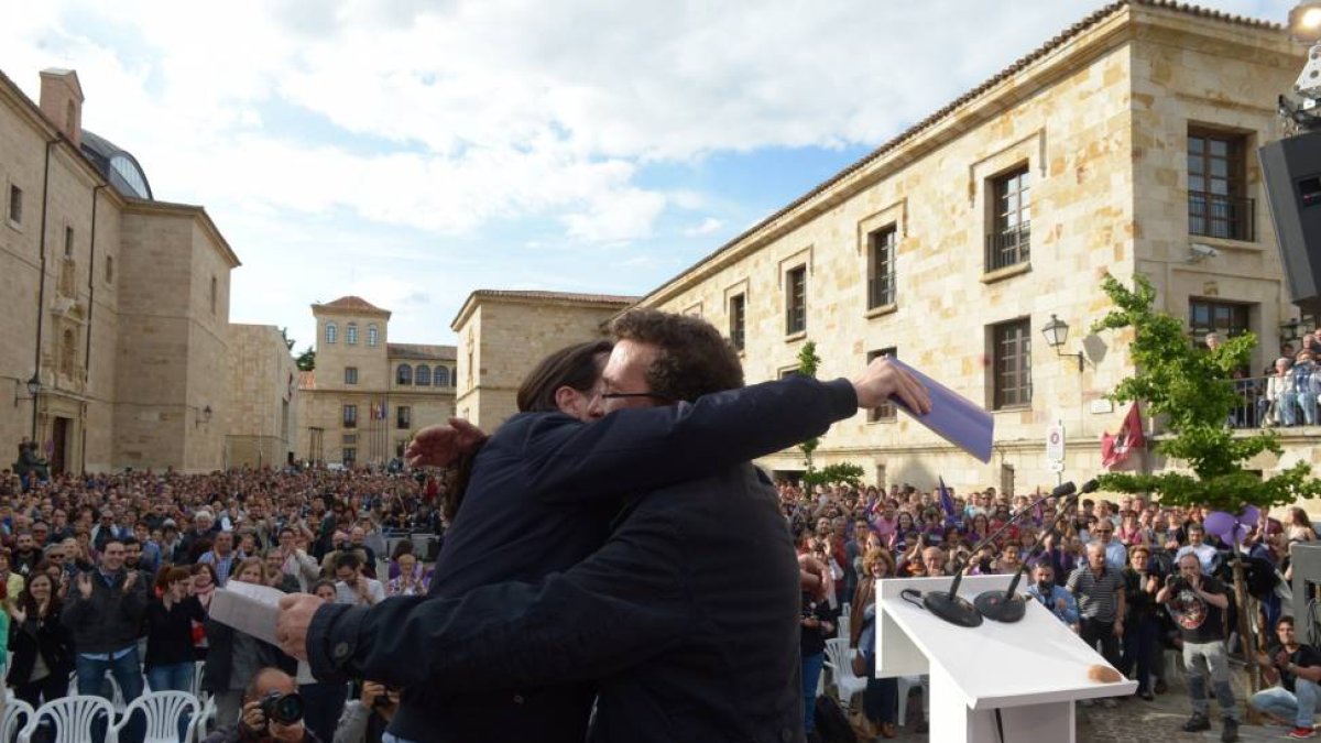 Pablo Iglesias abrazado a su padre durante el acto de campaña en Zamora-El Mundo