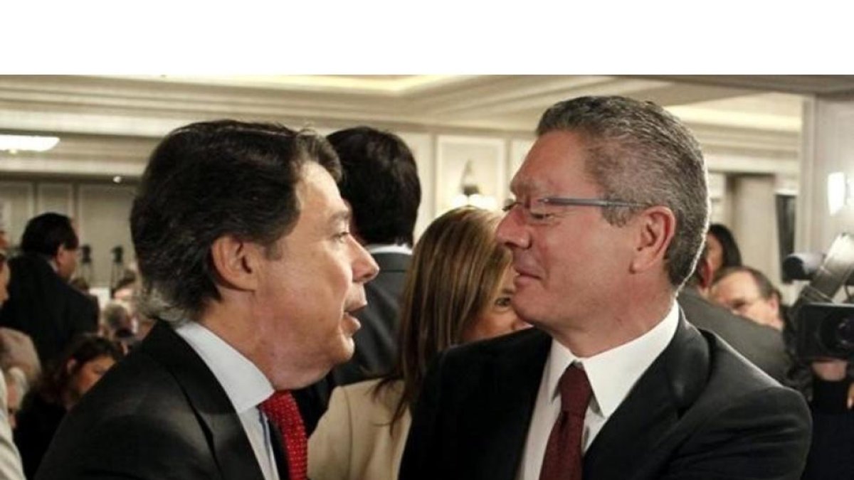 Los expresidentes de la Comunidad de Madrid Ignacio González y Alberto Ruiz-Gallardón.-/ EFE / PACO CAMPOS