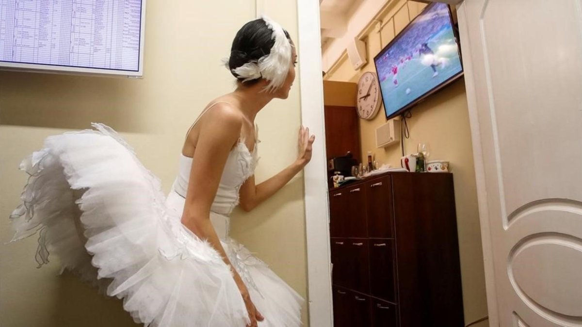 na bailarina del teatro Mokhailovsky mira el partido entre Rusia y Croacia-ANTON VAGANOV / REUTERS