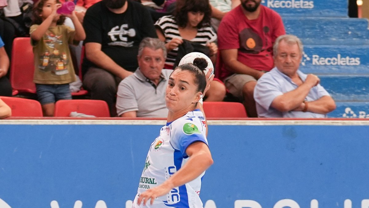 Amaia tira a puerta.