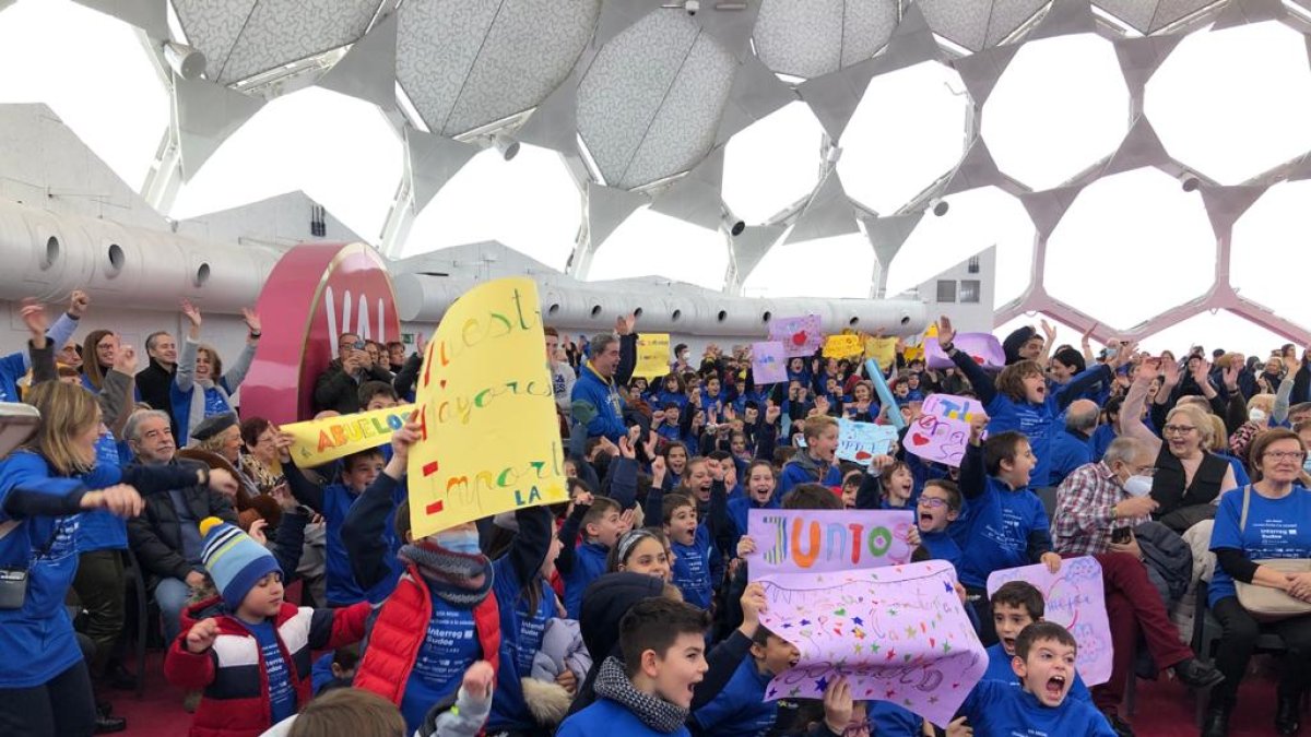 Los niños muestran sus pancartas en la Cúpula de Milenio.- A.V.