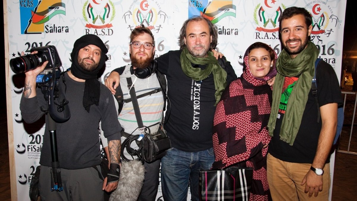 Equipo de rodaje de 'Dajla: cine y olvido', con Dueñas en el centro.