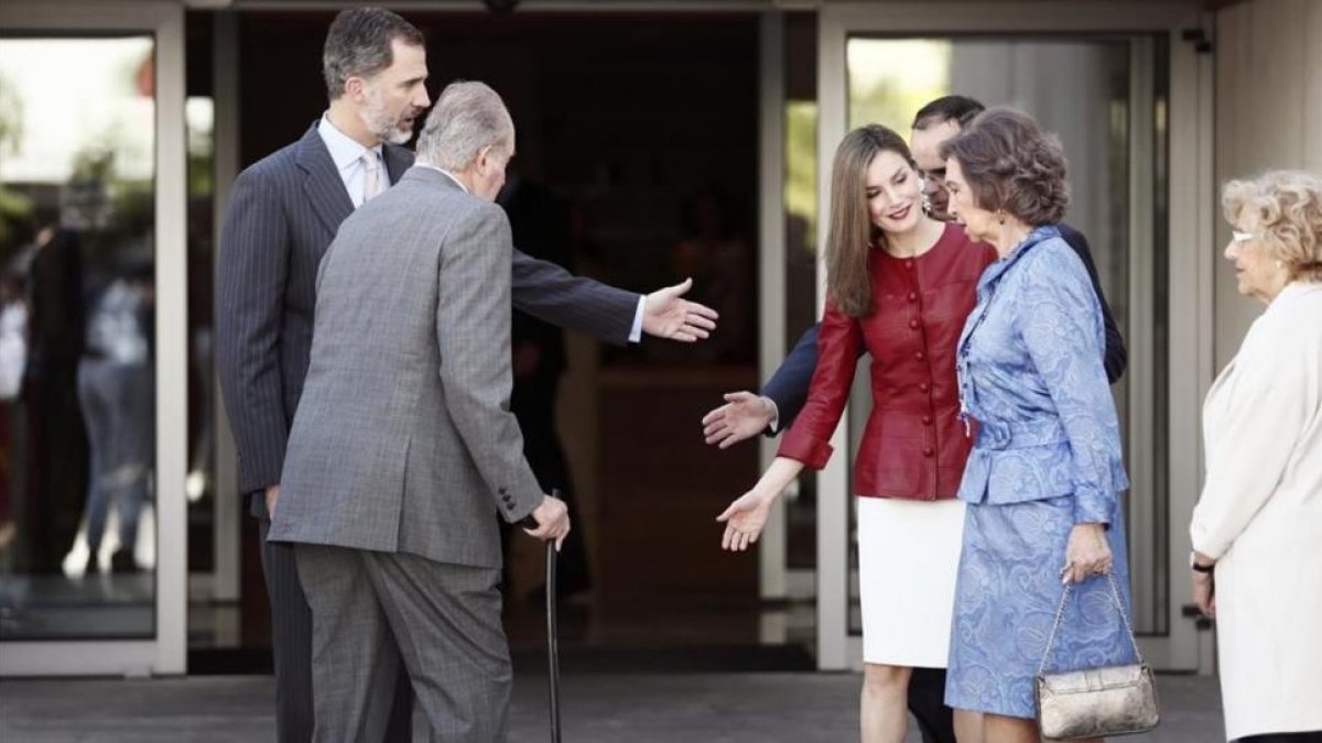 Los reyes Felipe y Letizia, los reyes eméritos y la alcaldesa Manuela Carmena.-EFE / MARISCAL