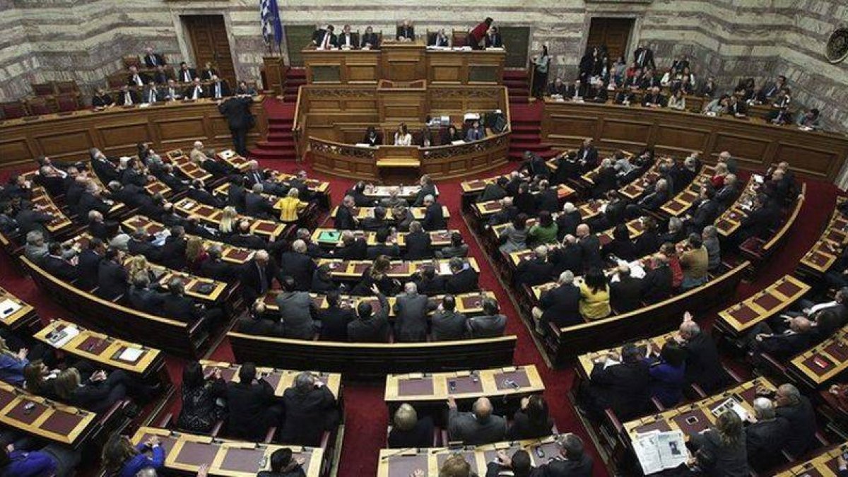 Diputados del Parlamento griego durante la votación por el presidente, el 23 de diciembre en Atenas.-Foto: EFE / SIMELA PANTZARTZI