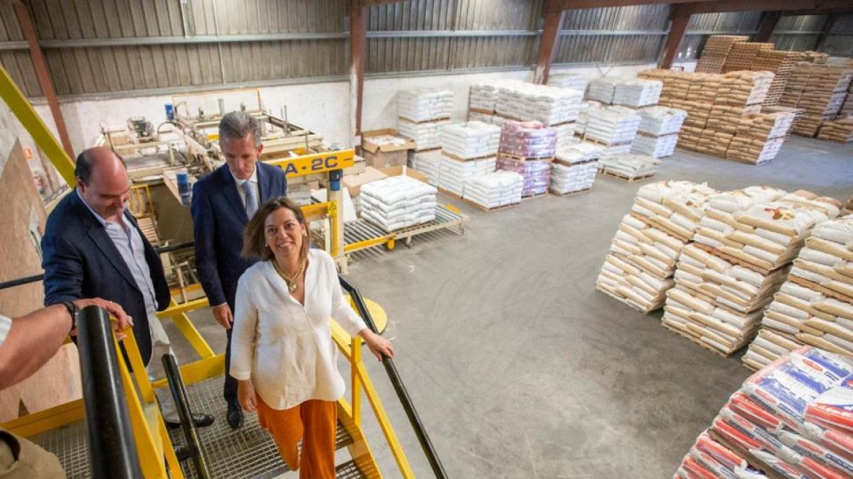 La consejera de Agricultura y Ganadería y portavoz de la Junta de Castilla y León, Milagros Marcos, visita la cooperativa Alta Moraña-ICAL