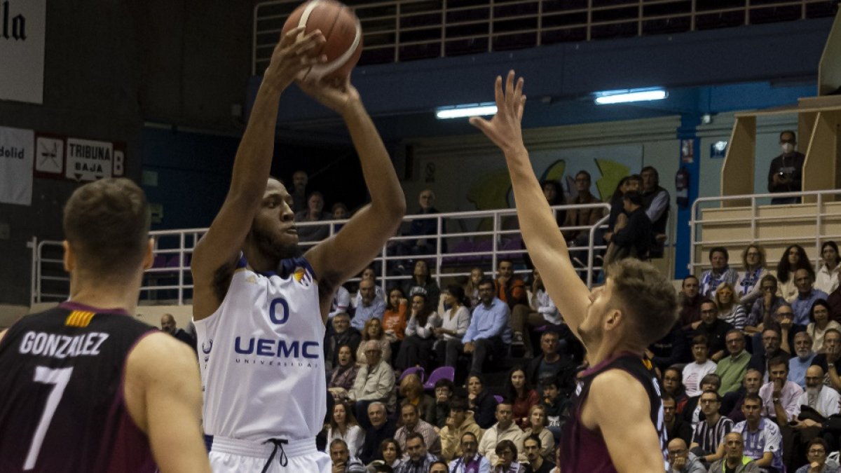 Allen lanza a canasta en el duelo ante Lleida. / RVB