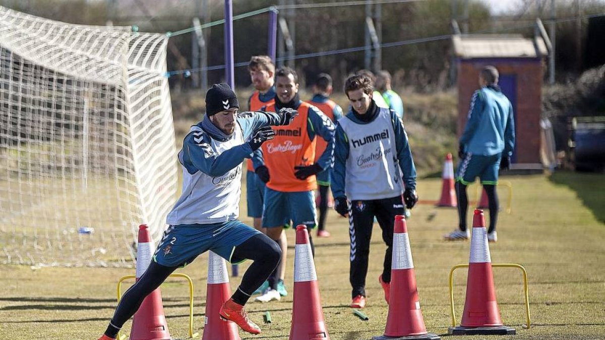 Chica, en primer plano, realiza un ejercicio combinado durante el entrenamiento del miércoles-José C. Castillo