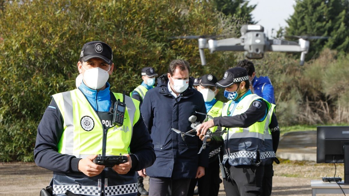 Óscar Puente y algunos de los agentes formados para dirigir los drones, esta mañana, durante la presentación de los dispositivos. / J.M. LOSTAU