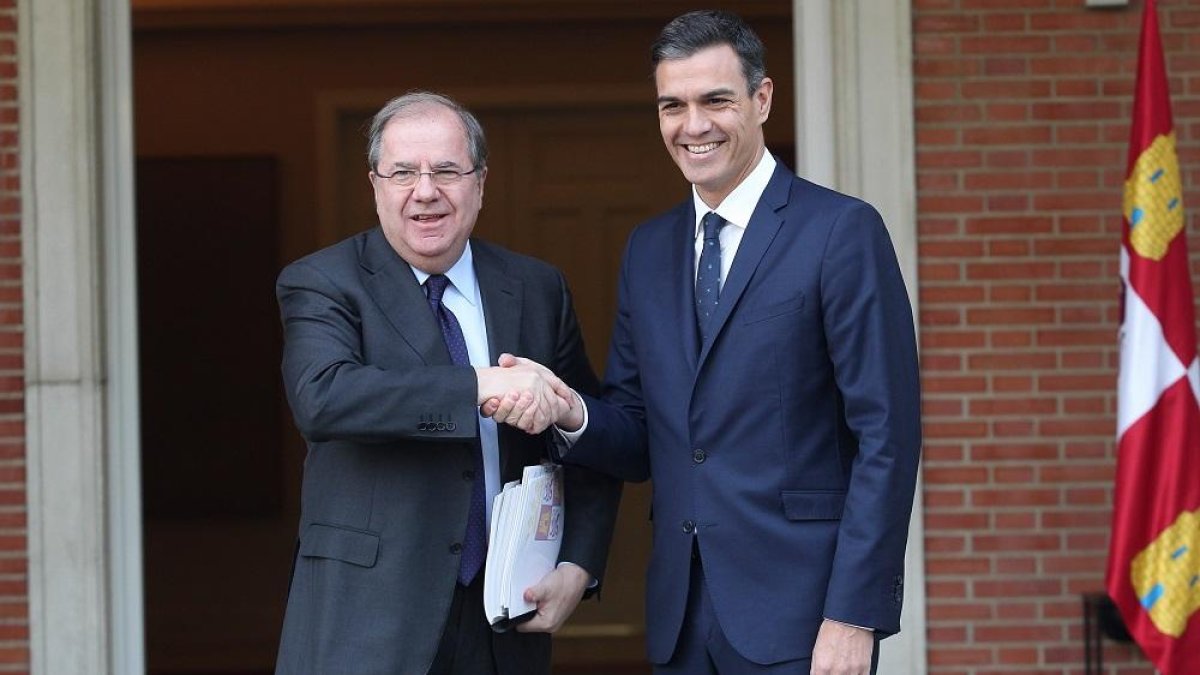El presidente de la Junta de Castilla y León, Juan Vicente Herrera, se reúne con el presidente del Gobierno, Pedro Sánchez.-ICAL
