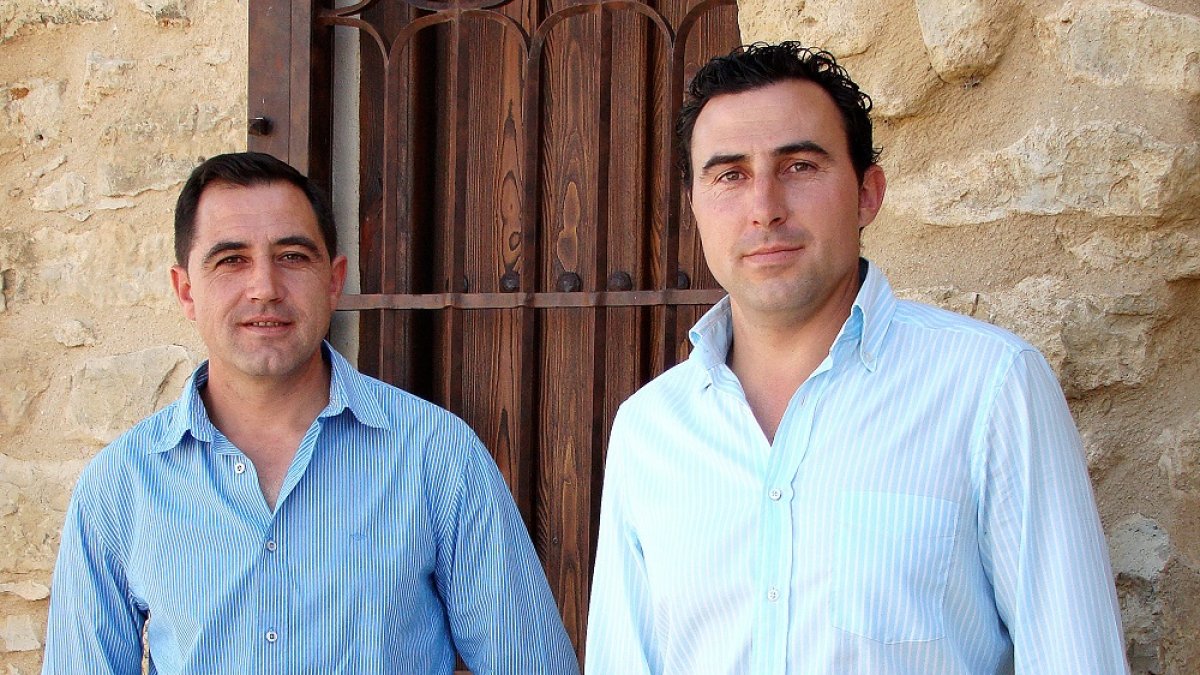 Rafael Gómez (i) y su hermano Raúl Gómez (d) son la tercera generación de la bodega. / LP