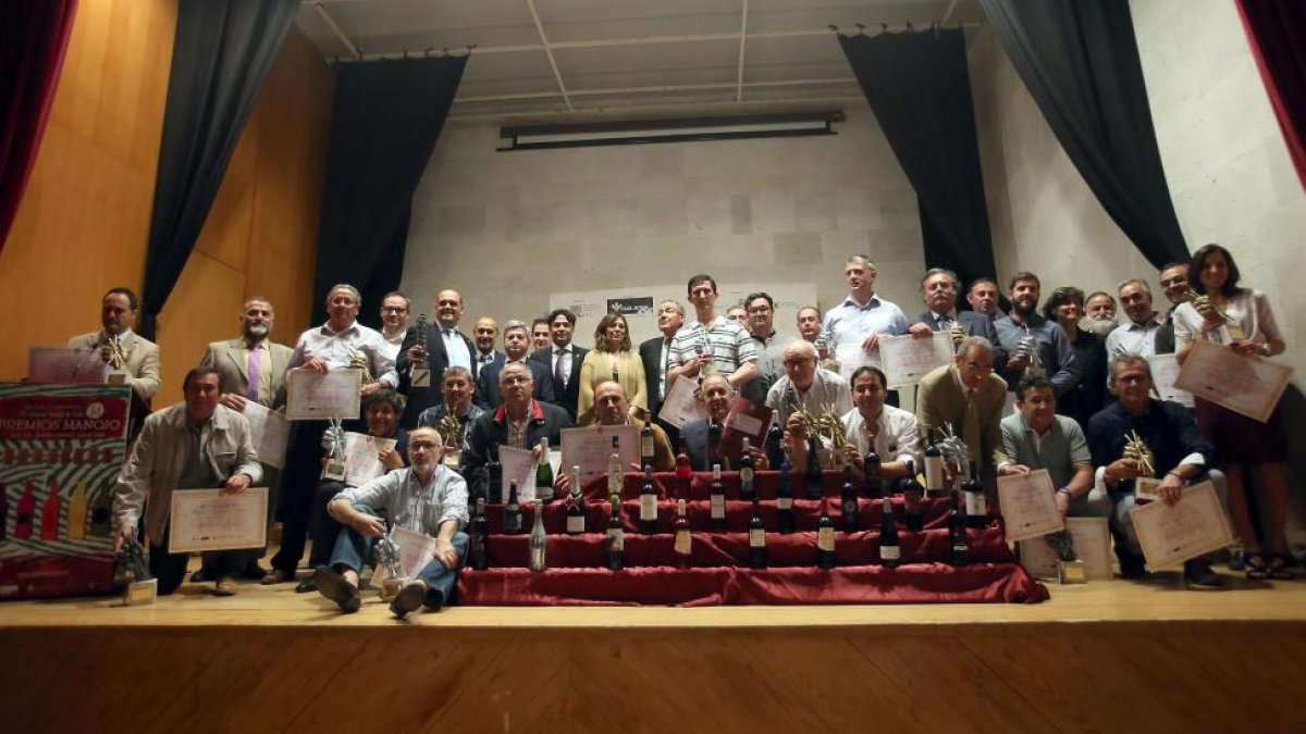 La consejera de Agricultura y Ganadería, Milagros Marcos, junto a los galardonados con los Premios Manojo.-ICAL