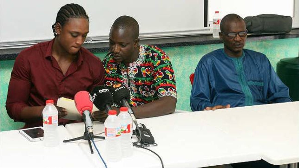 Khadim Kane, portavoz de la asociación de senegaleses de Salou, Ibrahaim Sylla, hermano del senegalés fallecido y Thierno, miembro de la asociación de senegaleses de Salou (Tarragona), durante la rueda de prensa en la que han pedido perdón.-Foto. EFE / JAUME SELLART