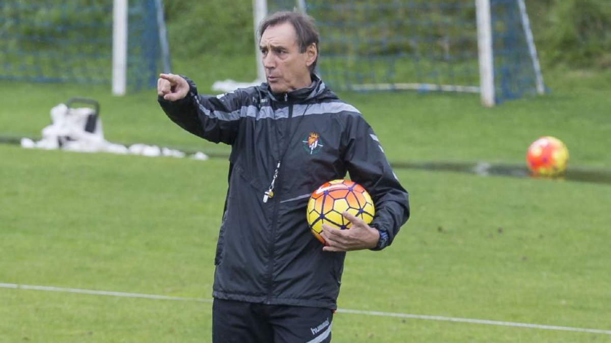 Portugal da una orden balón en mano.-Miguel Ángel Santos