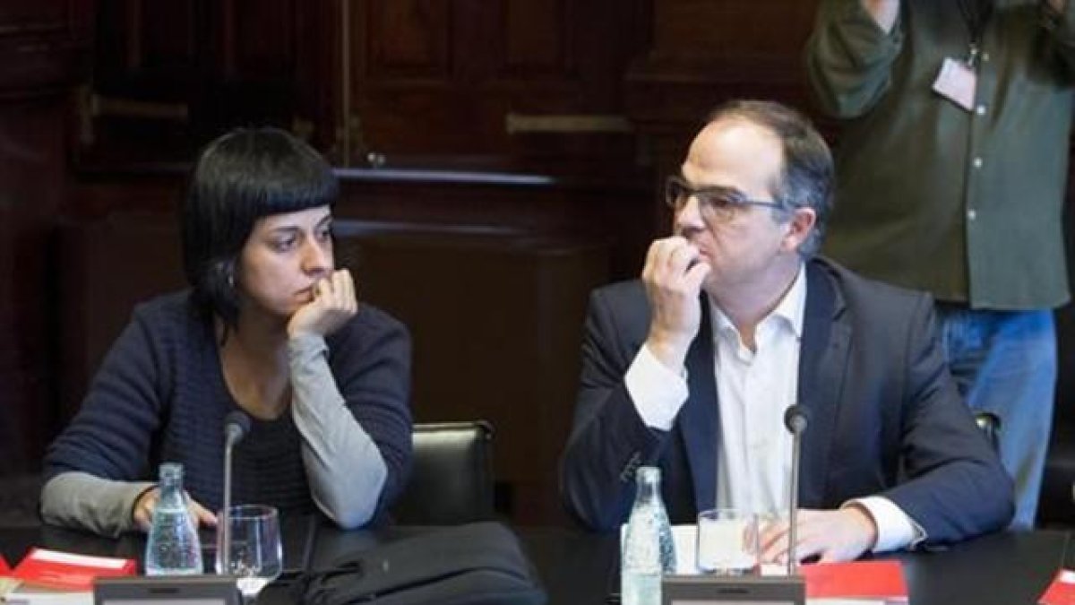 Anna Gabriel (CUP) y Jordi Turull (JxSí), durante una reunión de la Junta de Portavoces del Parlament.-FERRAN NADEU