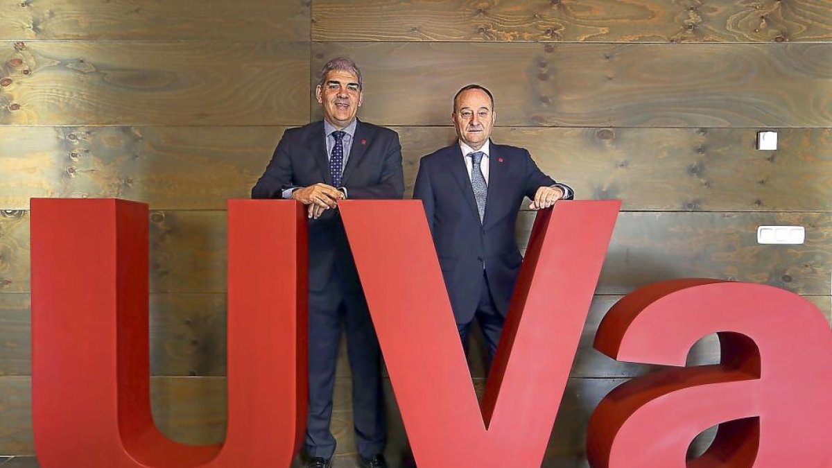 Antonio Ferreras y el rector, Daniel Miguel San José, tras la firma del convenio.-ICAL