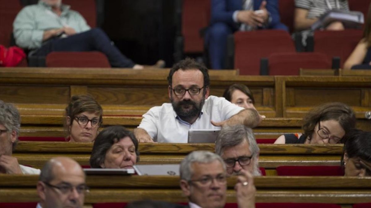Benet Salellas, junto a otros diputados de la CUP, en del debate de presupuestos del Parlament, el pasado 8 de junio.-ALBERT BERTRAN